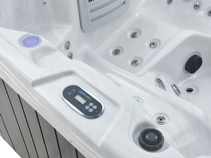 Balboa TP500 bedieningspaneel op de rand van de W'eau Geneva spa
