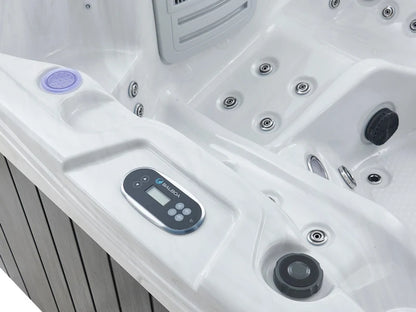 Balboa TP500 bedieningspaneel op de rand van de W'eau Geneva spa