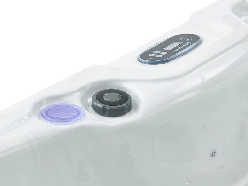 Balboa TP500 bedieningspaneel en LED lamp op de rand van de W'eau Monaco spa
