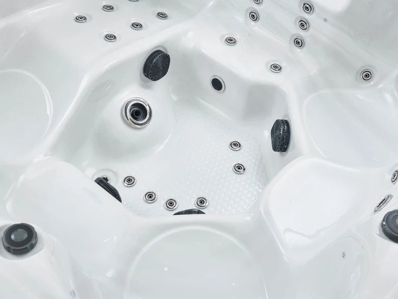 Zitplaatsen en voetjets in de kuip van de W'eau Monaco spa