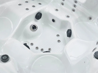 Zitplaatsen en voetjets in de kuip van de W'eau Monaco spa