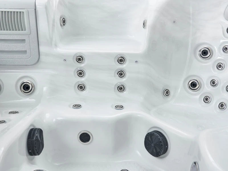 Massagejets en filterbehuizing in de W'eau Monaco spa