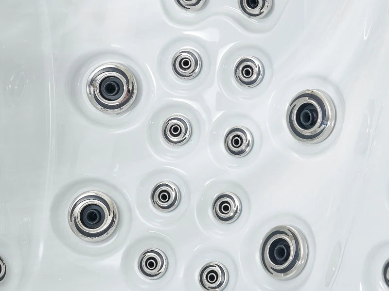 Roestvrijstalen rugjets van de W'eau Monaco spa van dichtbij