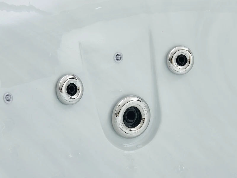 Roestvrijstalen massagejets in de zitplaats van de W'eau Orta spa
