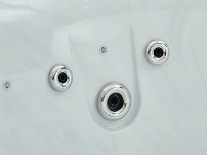 Roestvrijstalen massagejets in de zitplaats van de W'eau Orta spa