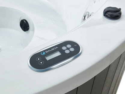 Balboa TP500 bedieningspaneel op de rand van de W'eau Orta spa