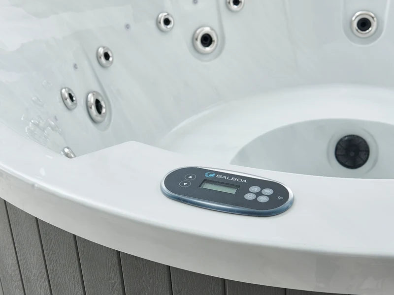 Bedieningspaneel en massagejets van de W'eau Orta spa van dichtbij