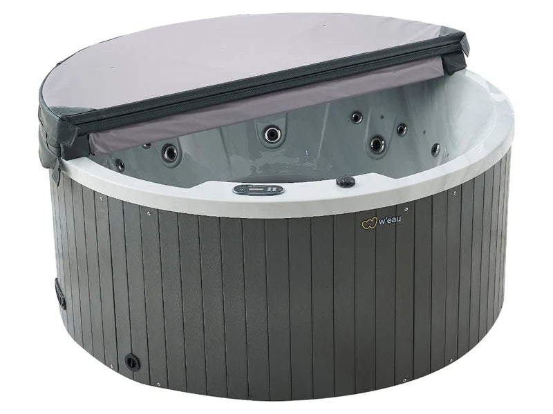 W'eau Orta spa met half geopende isolerende cover