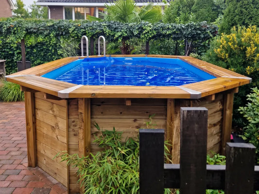 Interline Bali ovaal houten zwembad 460 x 285 cm opgebouwd in de tuin