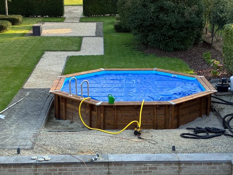 Interline Bali rond 355 x 116 cm in een grote tuin met afdekzeil bij een klant