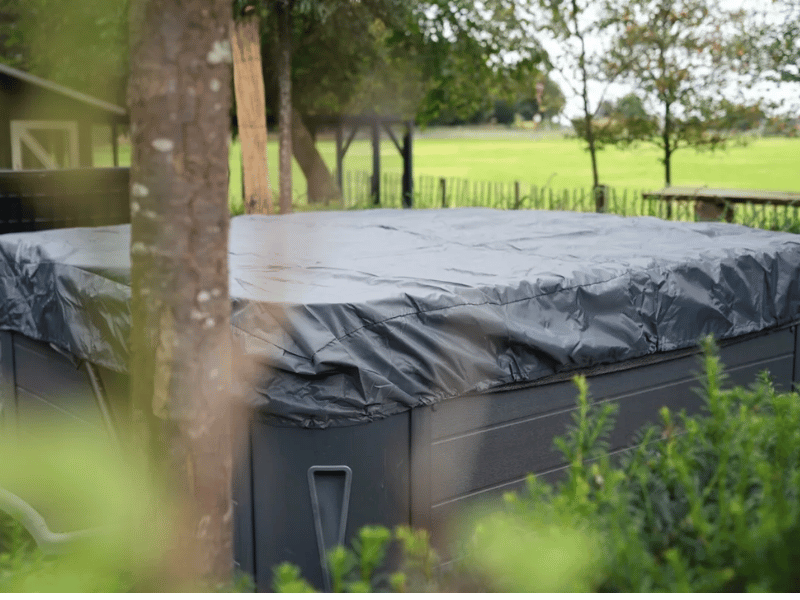 W'eau spa cover beschermhoes 200 x 200 cm - op een spa in de tuin